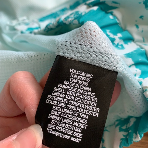 Volcom blue and white wind breaker - Picture 6 of 7